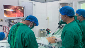 THỰC HIỆN THÀNH CÔNG CA PHẪU THUẬT NỘI SOI ĐẦU TIÊN TẠI TRUNG TÂM Y TẾ KHU VỰC MÙ CANG CHẢI