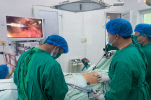 THỰC HIỆN THÀNH CÔNG CA PHẪU THUẬT NỘI SOI ĐẦU TIÊN TẠI TRUNG TÂM Y TẾ KHU VỰC MÙ CANG CHẢI
