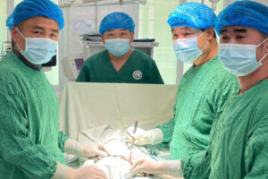 PHẪU THUẬT THÀNH CÔNG CHO BÉ GÁI 7 TUỔI BỊ THOÁT VỊ BẸN NHỮNG NGÀY ĐẦU NĂM 2026